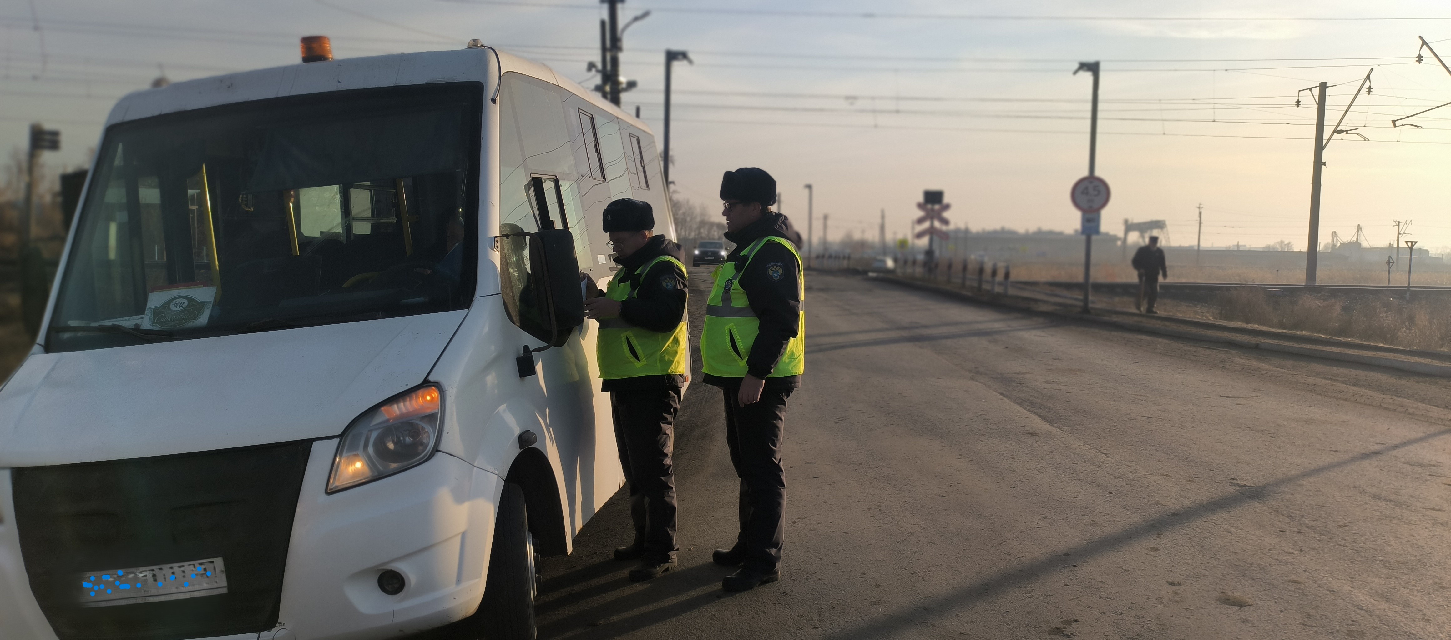 Обеспечение безопасности движения на железнодорожных переездах в Омске в рамках месячника «Внимание, переезд!»